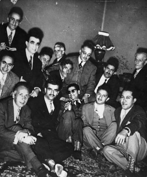 Seated (right to left): Ahmad Ebrāhimi, Bizhān Taraqqi, Hosayn Tehrāni, Parviz Yāhaqqi. Second row (right to left): Solaymān Amir-Qāsemi, Farhang Sharif, Zabih Malekpur, Mortazā Mahjubi, Ebrāhim Sahbā, Sādeq Sarmad. Above Mortazā Mahjubi: Nabizādeh (Toyuri).